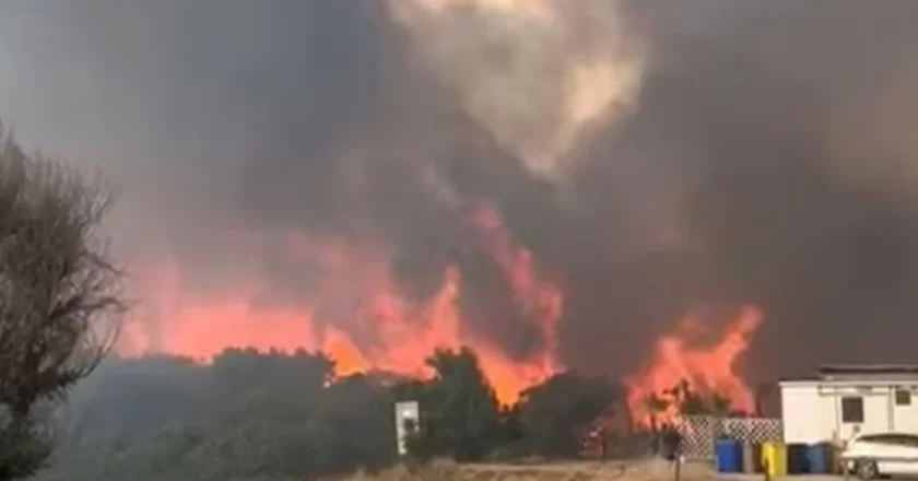 Incendio devastante vicino a villaggi e campeggi, la fuga via mare