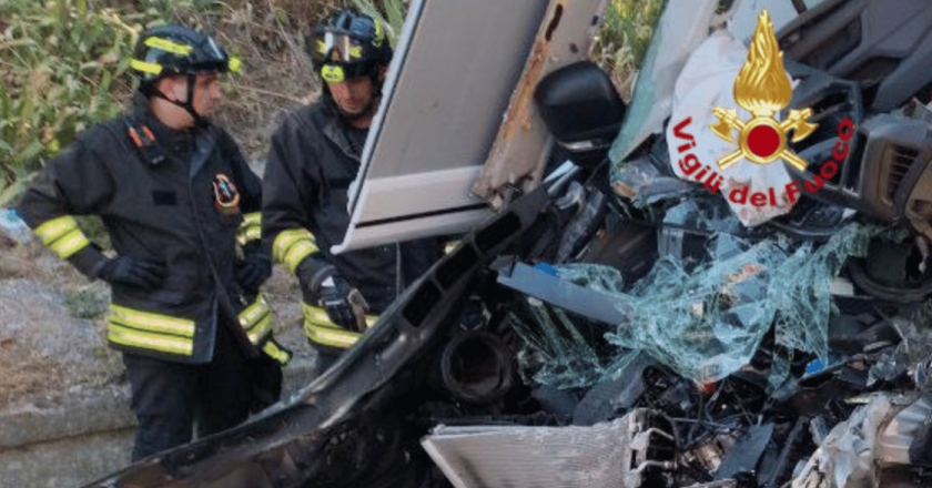 Incidente sull’A1 a Firenze, schianto tra tre tir e un camper: bambina estratta viva