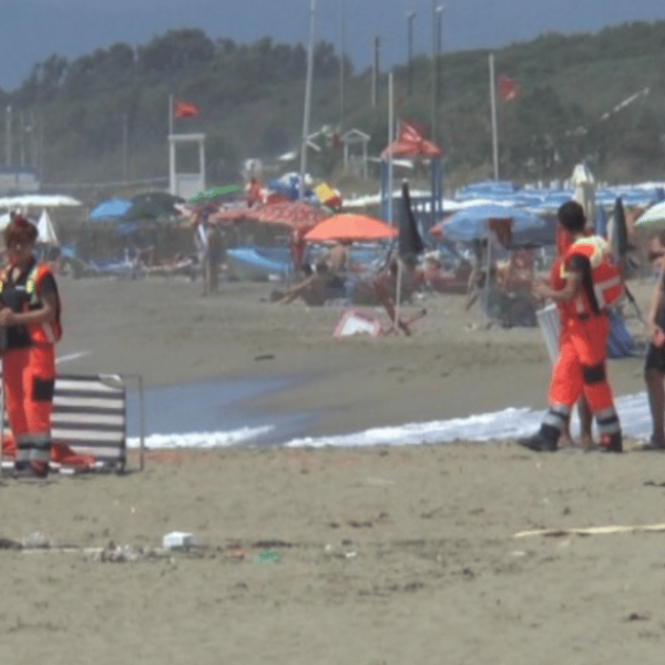 Muore a 38 anni sulla spiaggia dopo un malore: tragedia davanti ai bagnanti