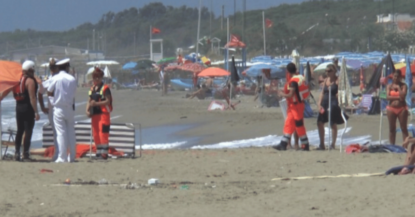 Capaccio-Paestum, si tuffa con il mare agitato: muore davanti a moglie e figlio