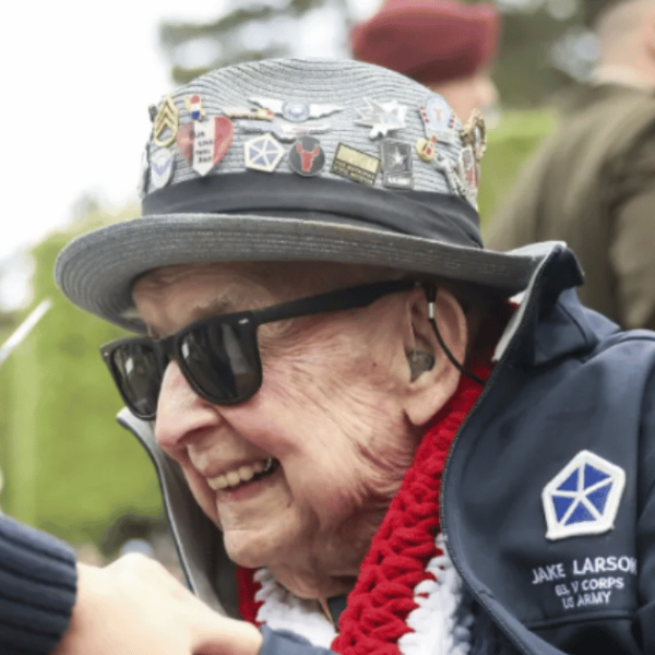 Morto Jake Larson, eroe del D-Day e star di TikTok: aveva 102 anni