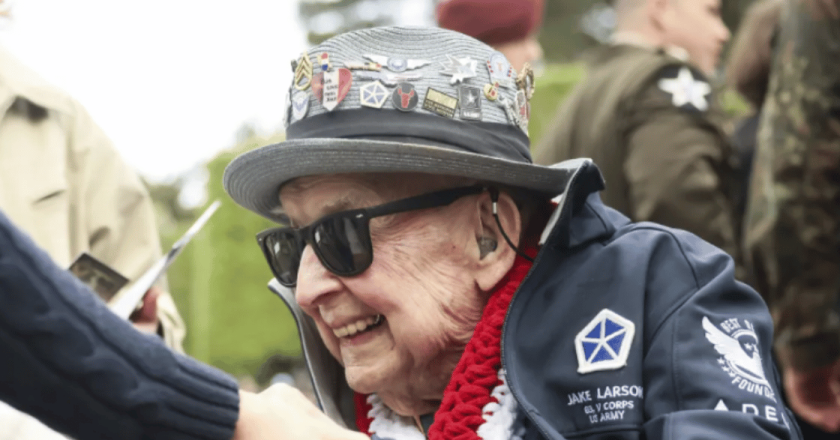 Morto Jake Larson, eroe del D-Day e star di TikTok: aveva 102 anni