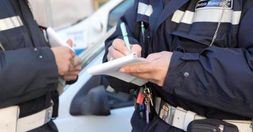 Napoli: licenziato vigile urbano, aveva annullato 282 multe per amici e familiari
