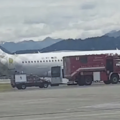 Orio al Serio, uomo si lancia nel motore di un aereo in rullaggio: il video choc