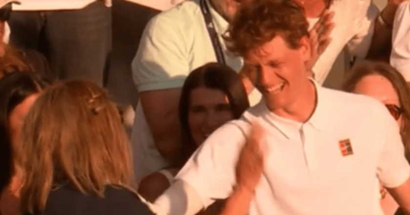 Mamma Siglinde in lacrime a Wimbledon: l’abbraccio di Sinner commuove l’Italia