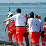 Tragedia a Ferragosto, uomo muore in spiaggia davanti a tutti