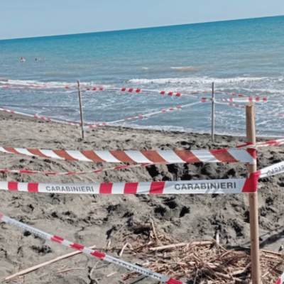Riccardo muore a 17 anni sepolto da un tunnel in spiaggia: il fratellino di 5 anni ha visto tutto