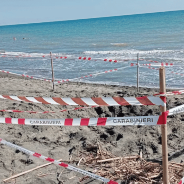 Riccardo muore a 17 anni sepolto da un tunnel in spiaggia: il fratellino di 5 anni ha visto tutto