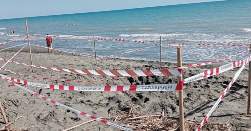 Riccardo muore a 17 anni sepolto da un tunnel in spiaggia: il fratellino di 5 anni ha visto tutto