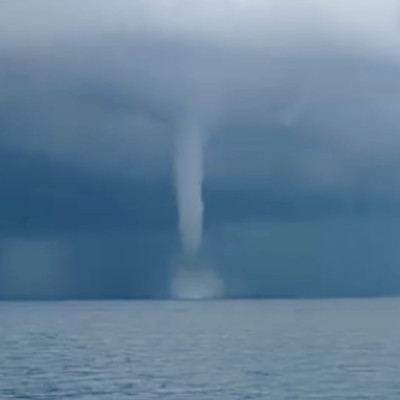 Maltempo in Abruzzo: voli dirottati, A14 allagata, trombe marine e strade chiuse
