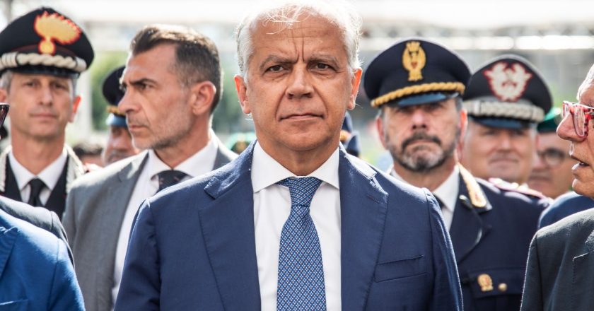 Piantedosi, l’annuncio durissimo: “Faranno la fine del Leoncavallo”. Con chi ce l’ha