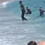 Migranti sbarcano sulla spiaggia, caos tra i bagnanti: la reazione di alcuni spiazza