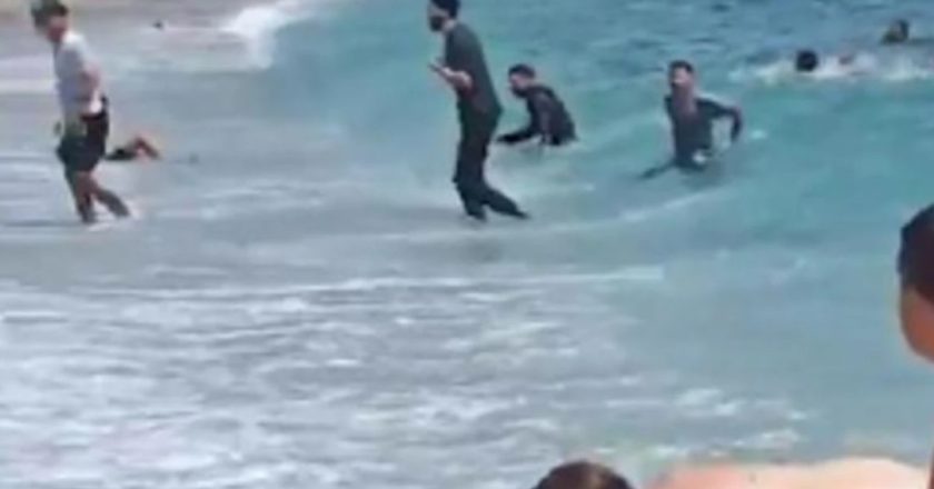 Migranti sbarcano sulla spiaggia, caos tra i bagnanti: la reazione di alcuni spiazza