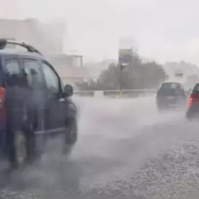 Tempesta di grandine improvvisa, strade allagate e traffico in tilt: crollo termico nel giro di pochi minuti