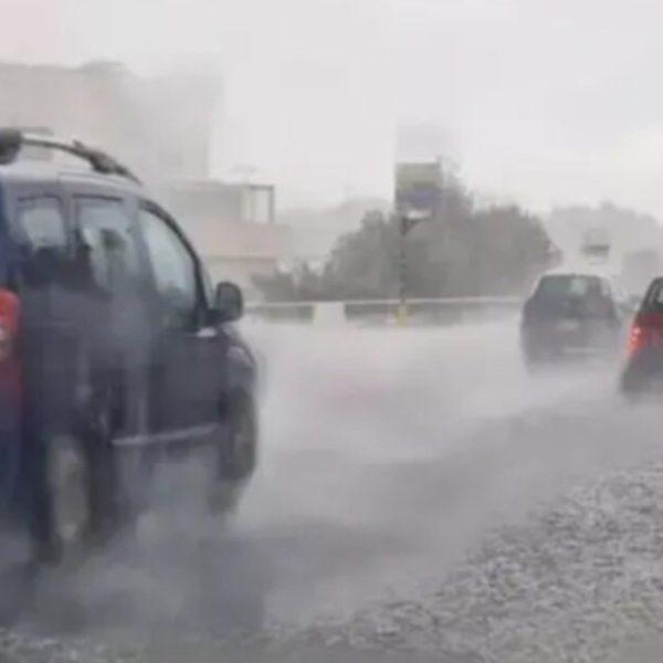Tempesta di grandine improvvisa, strade allagate e traffico in tilt: crollo termico nel giro di pochi minuti