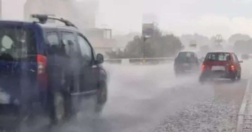 Tempesta di grandine improvvisa, strade allagate e traffico in tilt: crollo termico nel giro di pochi minuti