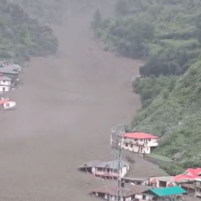 VIDEO – Alluvione improvvisa devasta un villaggio himalayano: fango e detriti travolgono tutto, oltre 50 dispersi