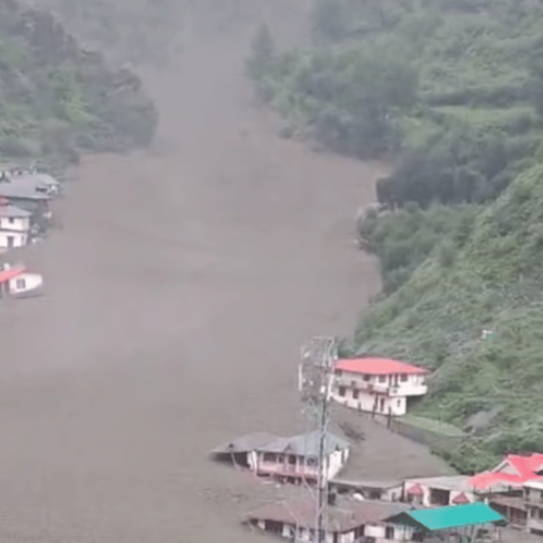 VIDEO – Alluvione improvvisa devasta un villaggio himalayano: fango e detriti travolgono tutto, oltre 50 dispersi