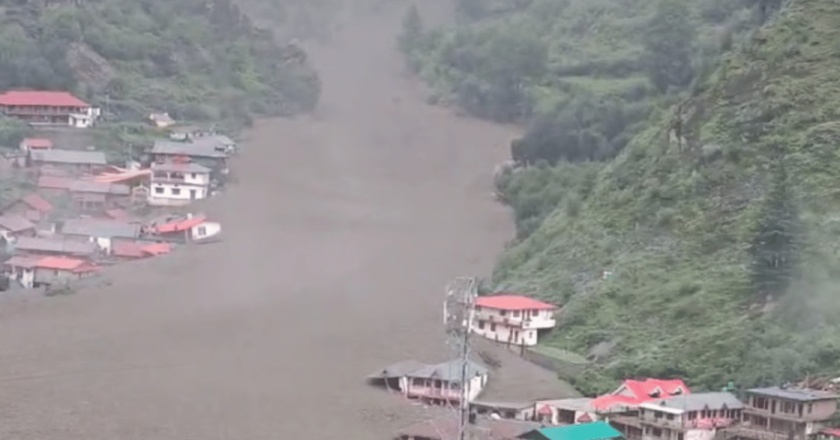 VIDEO – Alluvione improvvisa devasta un villaggio himalayano: fango e detriti travolgono tutto, oltre 50 dispersi