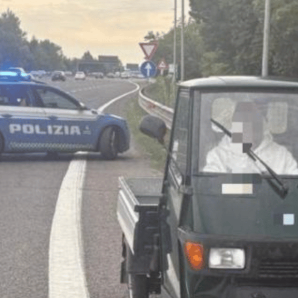 Contromano in A1 con l’Ape Car: 18enne fermato a Modena, multa fino a 8.000 euro e rischio revoca patente
