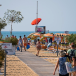 Bibione sfida la crisi delle spiagge: 18mila ombrelloni pieni e prezzi calmierati