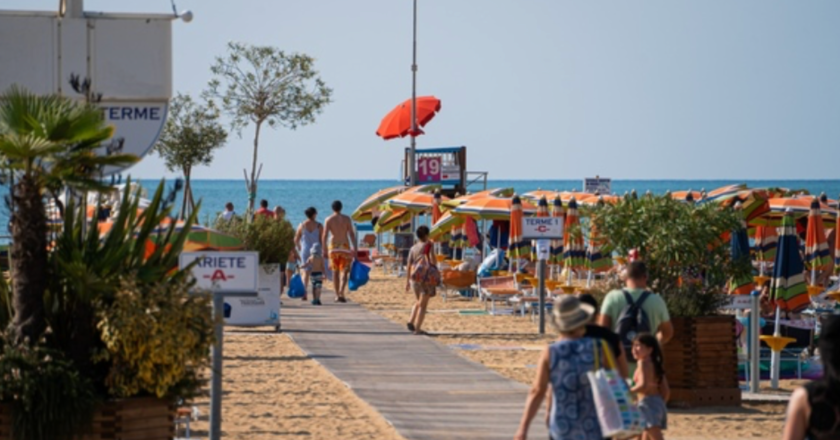 Bibione sfida la crisi delle spiagge: 18mila ombrelloni pieni e prezzi calmierati