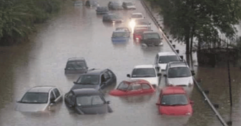 Italia, bomba d’acqua all’alba: strade trasformate in fiumi e traffico in tilt