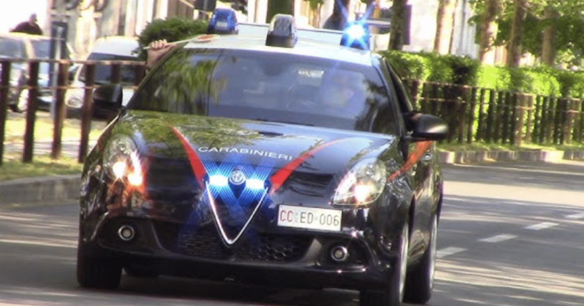 Napoli: simula il suono delle sirene per superare nel traffico, poi la brutta sorpresa