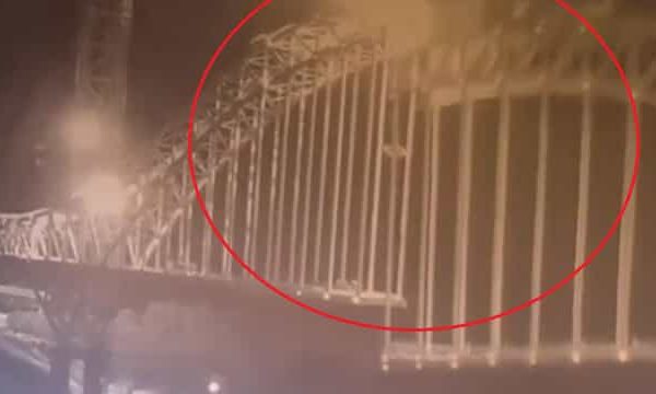 Tragedia, crolla il ponte durante la costruzione: ci sono morti e feriti