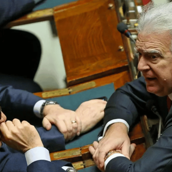 Furto nella villa di Denis Verdini mentre dormiva: rubati gioielli e orologi di valore