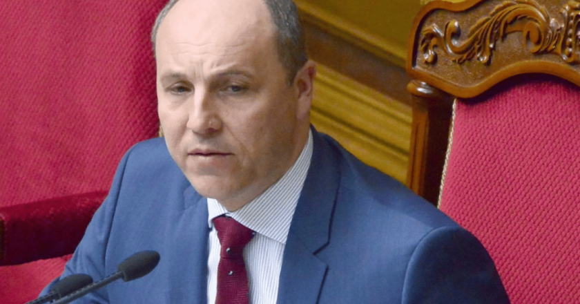 Ucraina, ucciso il deputato Andrij Parubiy: killer travestito da corriere in fuga dopo l’agguato