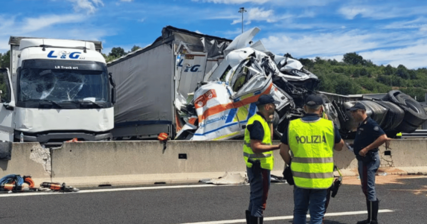 Incidente A1, camion travolge ambulanza: tre morti e almeno 15 feriti, caos in autostrada