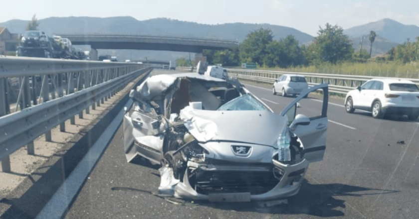 Incidente sull’A2 Salerno-Reggio: auto distrutta, conducente ferito alla testa