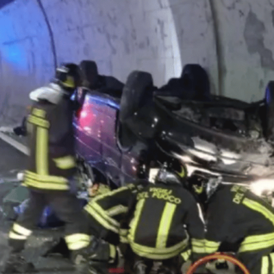 Ferragosto di paura: auto si ribalta con 5 bambini a bordo, famiglia intrappolata tra le lamiere