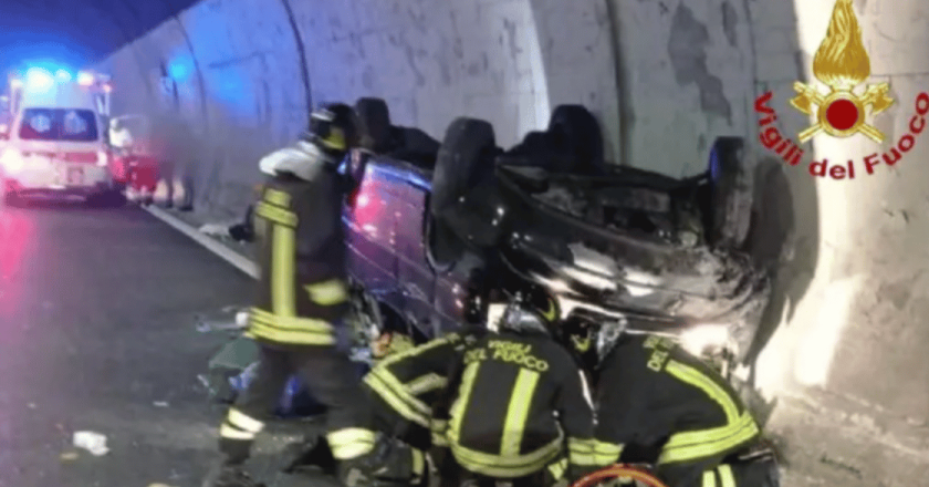 Ferragosto di paura: auto si ribalta con 5 bambini a bordo, famiglia intrappolata tra le lamiere
