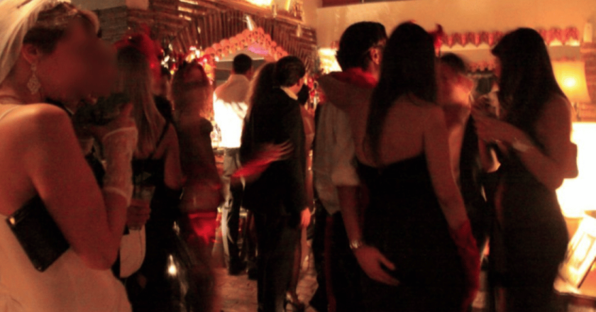 Va al club per scambisti con la fidanzata: scoppia la gelosia, lei finisce in ospedale