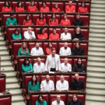 M5S, protesta in aula con i colori della Palestina: “Avete stretto la mano insanguinata di Netanyahu”