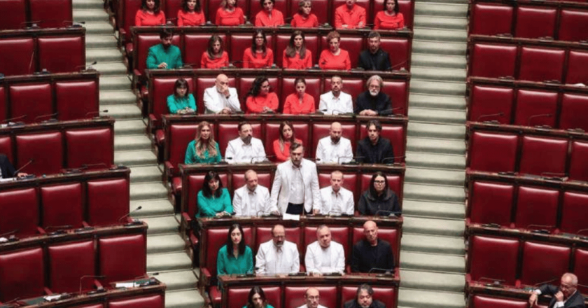 M5S, protesta in aula con i colori della Palestina: “Avete stretto la mano insanguinata di Netanyahu”