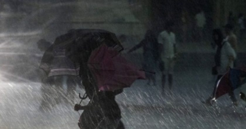 Potentissima bomba d’acqua, la città in ginocchio: fiumi a rischio esondazione