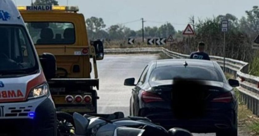 Tragico incidente stradale, scene disperazione tra i presenti: ambulanze sul posto