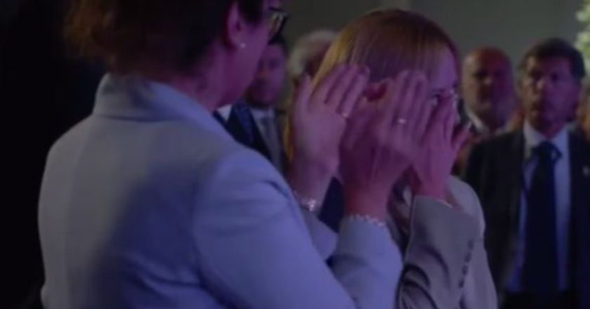 Meloni al meeting di Rimini, il lacrime sul palco. Su Draghi: “Ha ragione su Ue”