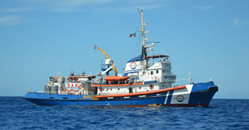 Trapani, fermata la nave di Casarini: sfida al governo, scattano le “ganasce” alla Ong Mediterranea