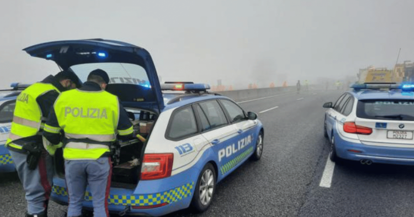 Accosta l’auto e si mette a ballare in autostrada ubriaca, arrivano i soccorsi ma li aggredisce