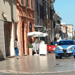 Ruba in una gioielleria e prova a rivendere l’oro in quella di fianco: non è finita bene