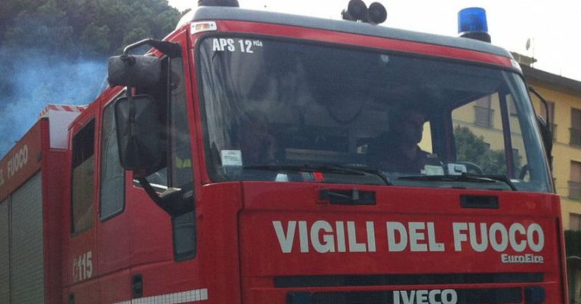 Incendio in hotel, una notte di paura: decine di persone evacuate dai vigili del fuoco