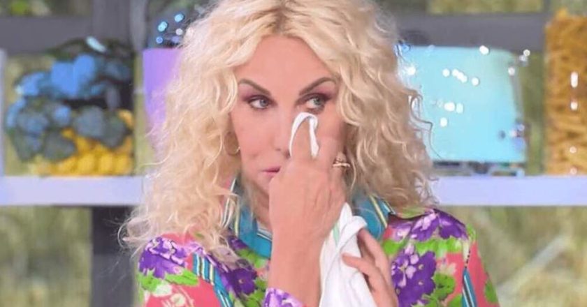“No per favore, non dirmelo”. Antonella Clerici in lacrime in diretta: momento toccante