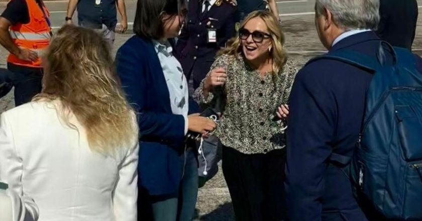 Meloni e Schlein si incontrano in aereo: il faccia a faccia e quella frase