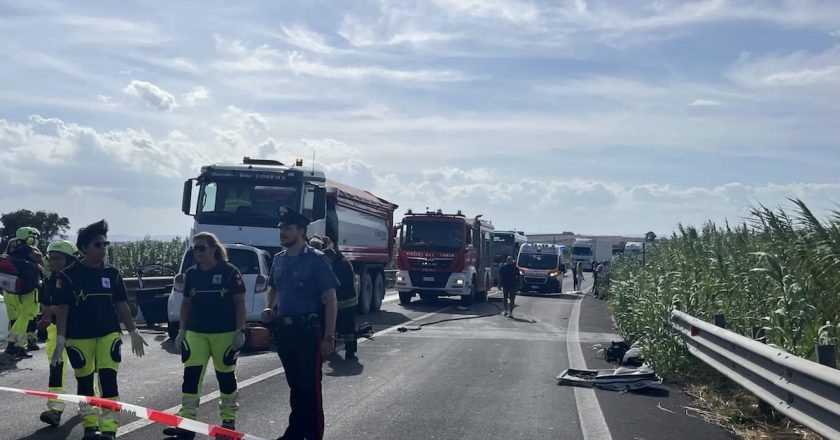 Schianto atroce sulla statale, il frontale mortale contro il camion carico di materiale: morti e feriti