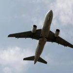 Terrore a bordo del volo con oltre 300 persone: è successo pochi secondi dopo il decollo