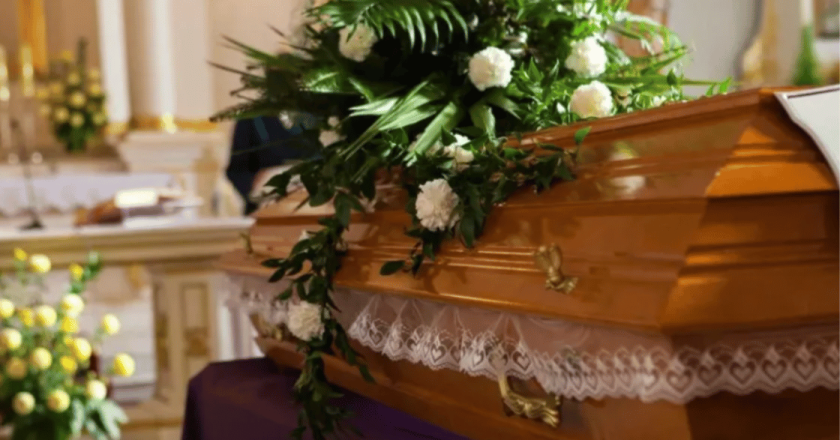 Entra in chiesa durante il suo funerale: «Dentro la bara non ci sono io»